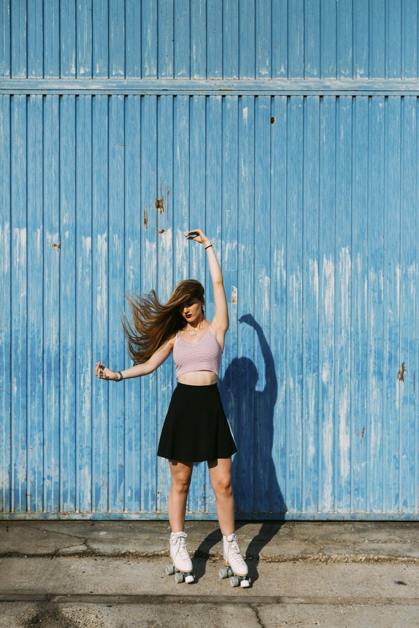 Comment styliser un pantalon taille haute pour un look rétro?