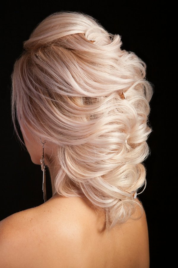 Comment réaliser une coiffure de mariage simple mais élégante à la maison?