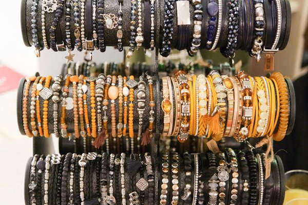 Comment assortir des bracelets en cuir avec des tenues formelles?